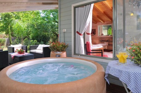 Outdoor spa tub