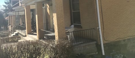 Relax in a quiet street only 8 minutes from the busy and lively downtown