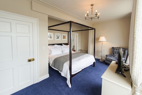 Bedroom 1
SuperKing (US King) size bed with ensuite bathroom
