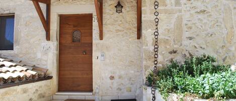 Main entrance stone house
in Majella Park