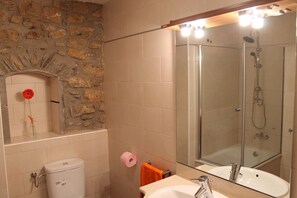 baño con bañera y toallas