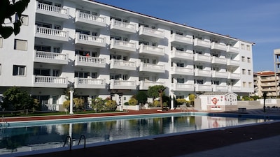 Apto. a 200 mts de la playa, ideal para parejas o familias. Piscina comunitaria.