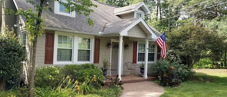 Quaint Cottage minutes from Downtown Greenville and Travelers Rest, S.C.