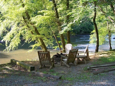 Shady River Retreat -- Your Riverside Paradise!