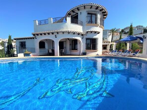  4 Bedroom villa - Stunning Sea Views - Private Infinity Pool