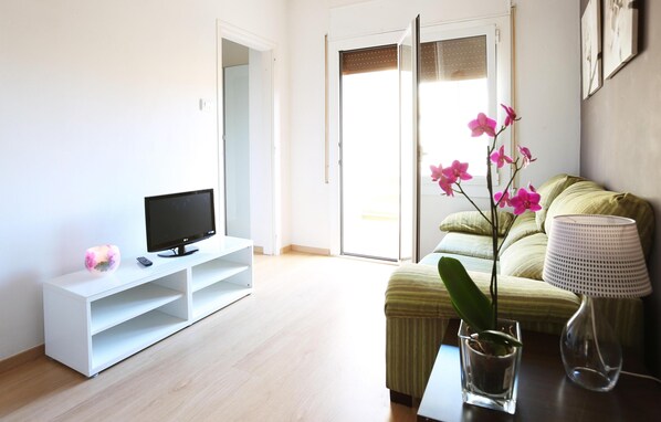 Bright livingroom with a small balcony.