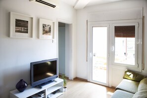 Bright livingroom with a small balcony.