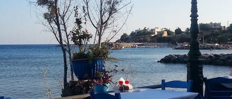 Waterside dining in Makry-Gialos