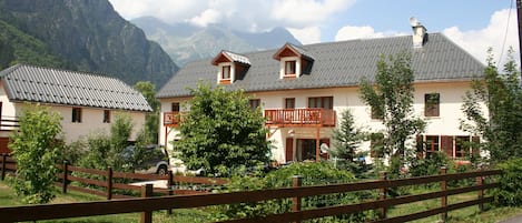 Ferme Noemie showing the Loft in the separate building to the left.