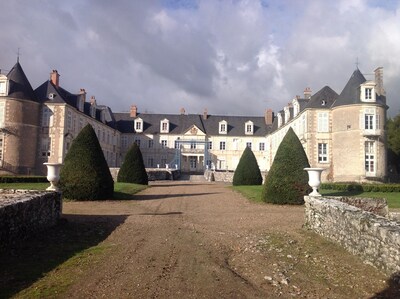 Château renaissance sur les bords de Loire, dans un magnifique parc privé.