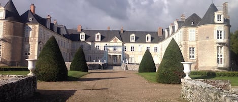 Château renaissance sur les bords de Loire, dans un magnifique parc privé.