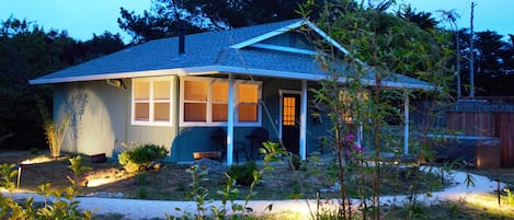 All new Garden Spa House is secluded yet close to village shops and seashore!