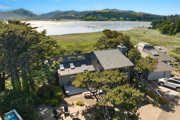 Views of the Siletz Bay AND the Ocean!