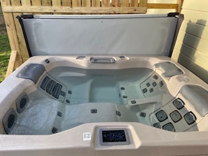 Sparkling hot tub for 2-3 people