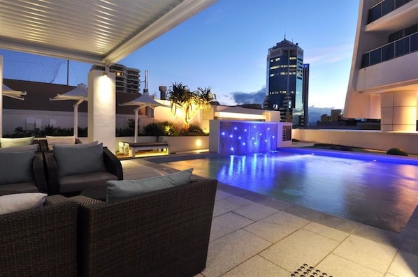 Piscina con cascata