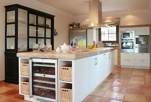 Beautiful, modern, fully-equipped open kitchen with everything you need