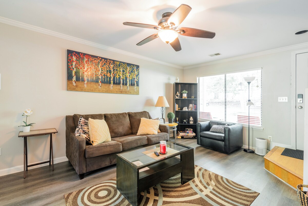 Gorgeous 2bd 1.5ba Townhome on Golf Course. 2 Queen beds and a sleeper sofa.