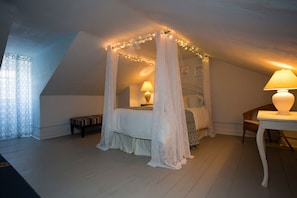 Our 320sq ft Master suite is a romantic hideaway and includes a seating area. 