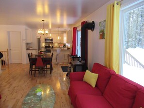 Living room, dining room and Kitchen / Salon, salle à manger et cuisine