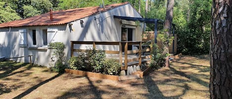 après la pose d'une pergola,la terrasse vous tend les bras pour profiter un max