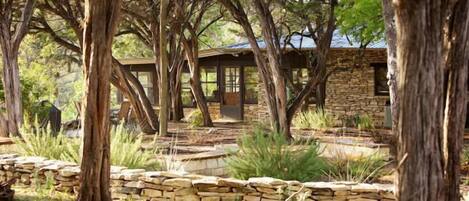 Casa Grande with patio, fire pit and Bocce ball overlooking the Blanco River. 