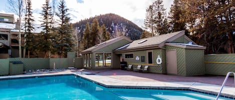 Year round open pool & hot tub