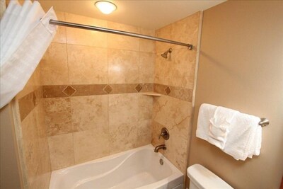 Prime Location Luxury 1 Bedroom Unit, no damage deposit needed