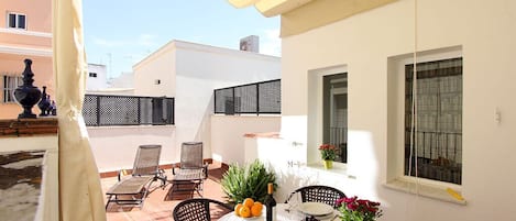 The private terrace is well-equipped with garden furniture - veoapartment