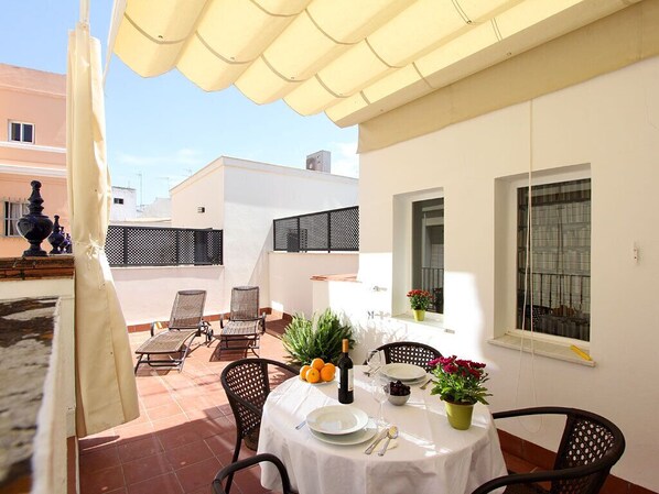 The private terrace is well-equipped with garden furniture - veoapartment