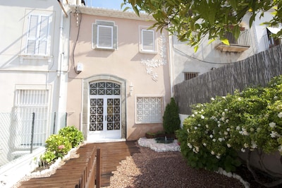 Charming traditional beach house, next to Barcelona!