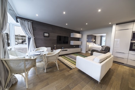Sitting room and dining area