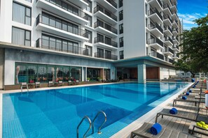 Indoor/outdoor pool