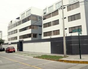 Vista frontal de la propiedad