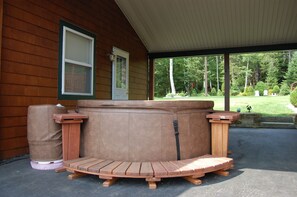 Newly installed Jacuzzi with covered roof...perfect for R&R 