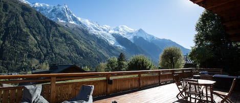 Huge balcony with amazing views of Mont Blanc and les Bossons glacier 