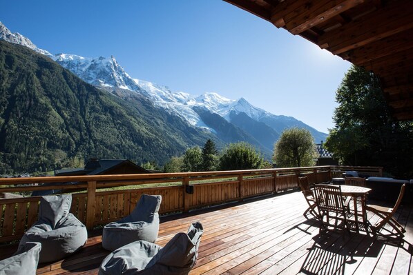 Huge balcony with amazing views of Mont Blanc and les Bossons glacier 