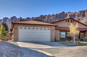 Spacious Moab townhome oversized garage