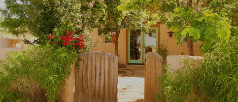 Beautiful Pueblo style Adobe Sangre De Cristo Mountain Cottage 