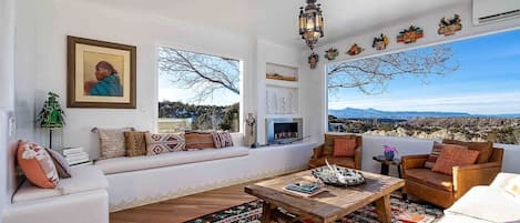 The living space is designed in a traditional New Mexico style with modern details and beautiful art pieces. Panoramic picture windows let in lots of natural light and offer stunning views of the surrounding mountains and mesas.