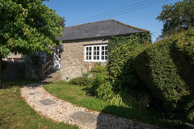 Old Stone Gardeners Cottage en Somerset con un tranquilo jardín apartado