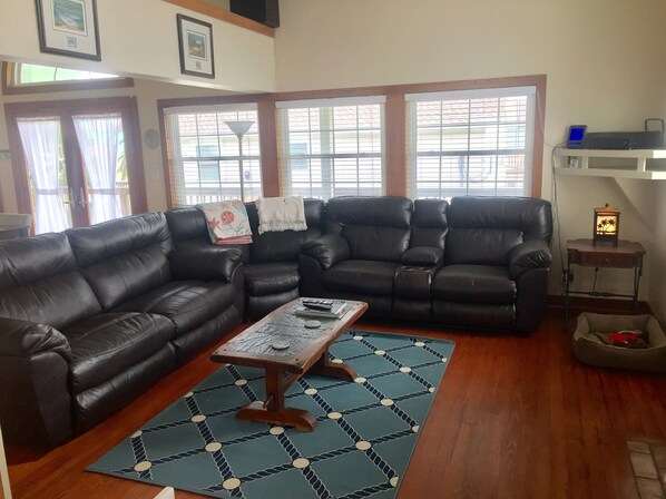 Living Room sectional sofa with four recliners - seats 6-8