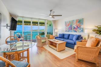 "Picture Perfect: Oceanfront Gem on the Top Floor at Wailua Bay View!"