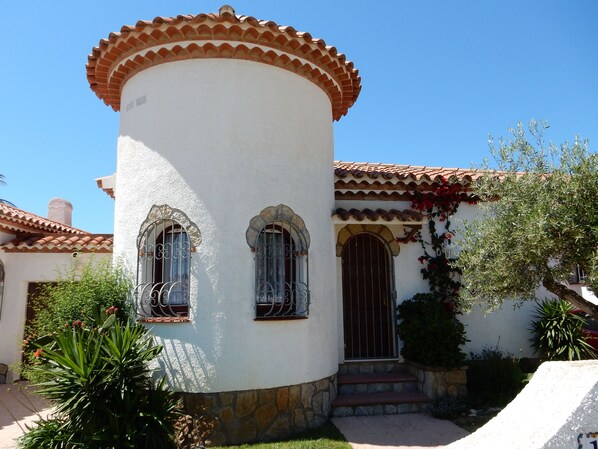 Front of the villa.