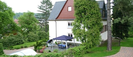 Haus mit großem Garten und Pool