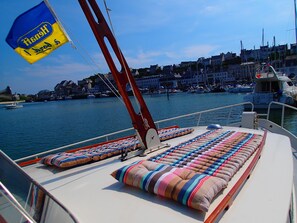Se relaxer avec un bon livre sur le pont avant du Yacht Time Out