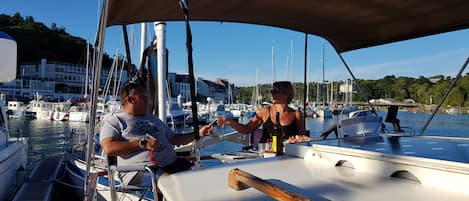 Et si on dînaît sur la terrasse sur le pont arrière du Yacht Time Out ?
