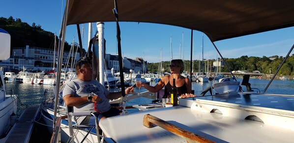 Et si on dînaît sur la terrasse sur le pont arrière du Yacht Time Out ?