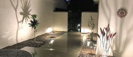 Beautiful 'Artsy' Front Courtyard