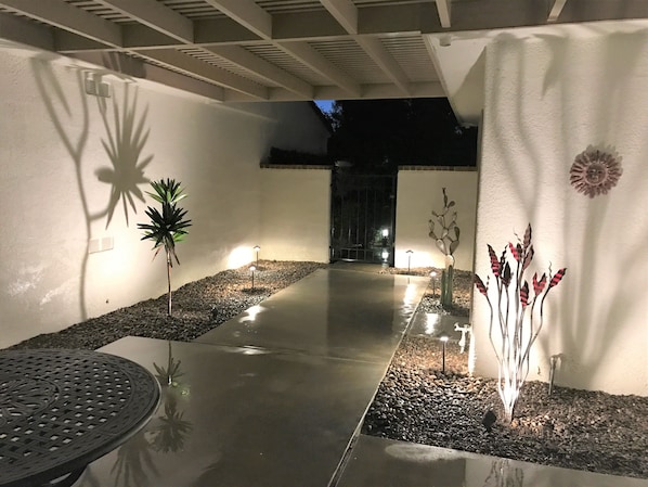 Beautiful 'Artsy' Front Courtyard