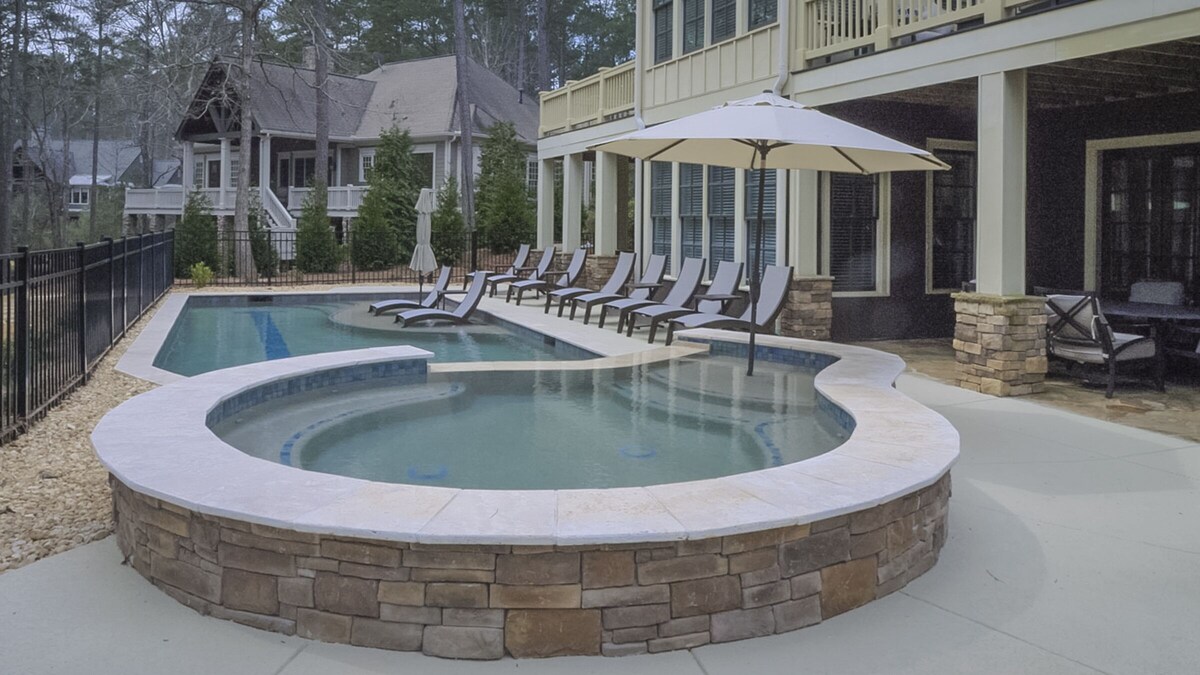 Lux with heated pool, 15-person hot tub, Pool and Poker Tables, WiFi & Biz Ready